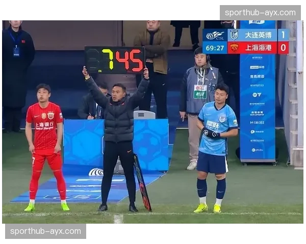 上海海港武磊空门打偏单刀滑倒,射门信心明显不足 上海海港武磊空门打偏单刀滑倒,射门信心明显不足